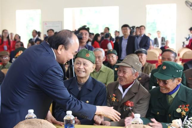 阮春福主席看望慰问琼对乡人民。（图片来源：先锋报）