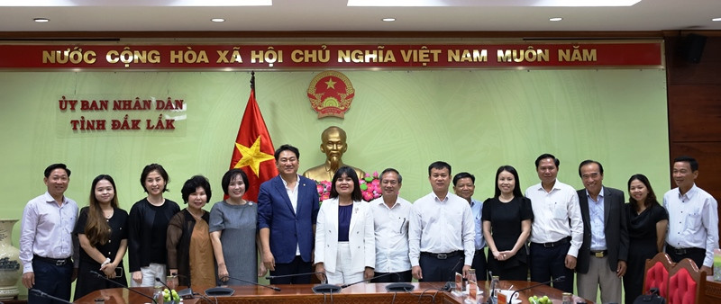 双方代表合影。（图片来源：得乐报网）