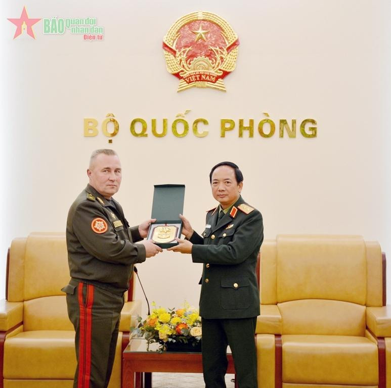 郑文决中将向L.V.Kasinski少将赠送纪念品。（图片来源：人民军队报）