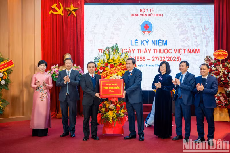 越南国会主席陈青敏向友谊医院赠送鲜花。