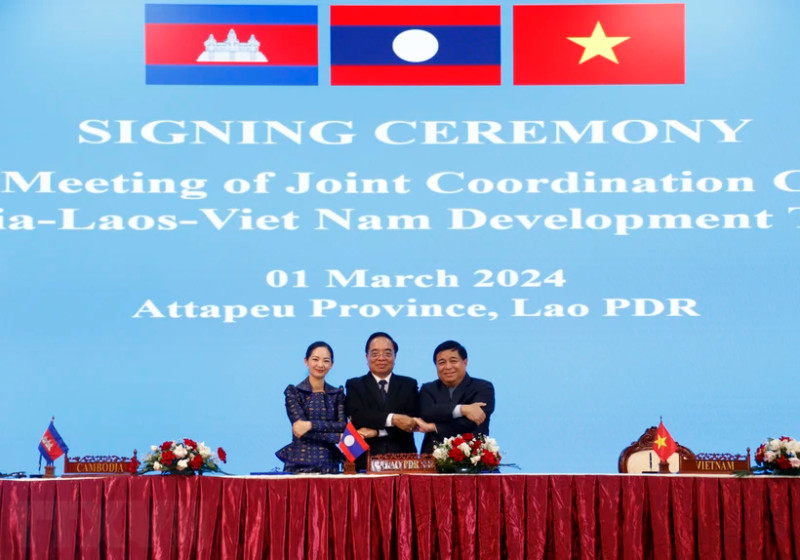 三方代表共同主持会议。（图片来源：越通社）