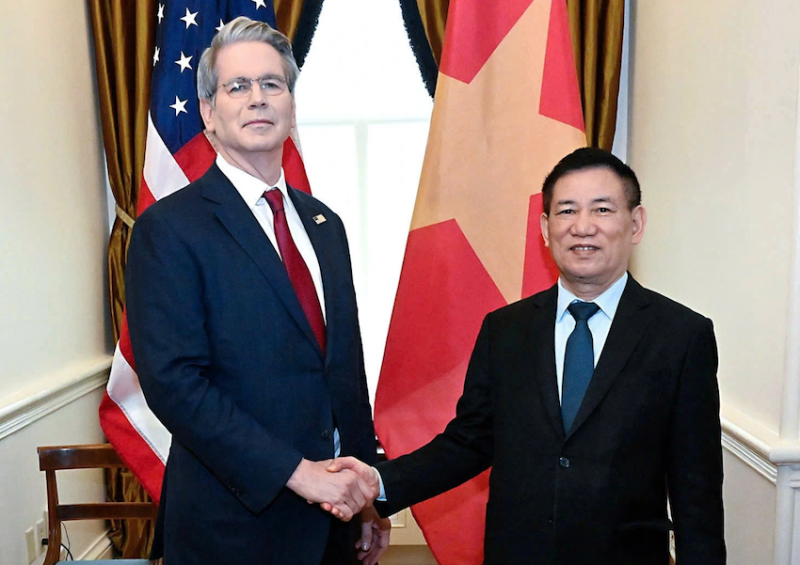 越南政府副总理胡德和美国财政部长斯科特·贝森特。（图片来源：cand.com.vn）