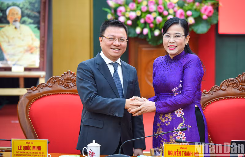 《人民报》社总编辑黎国明和太原省省委书记阮青海。