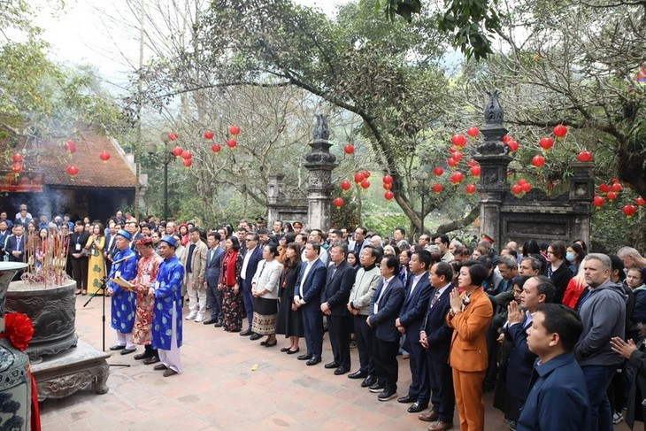 各位代表出席2024年友好春游活动。（图片来源：vovworld.vn）