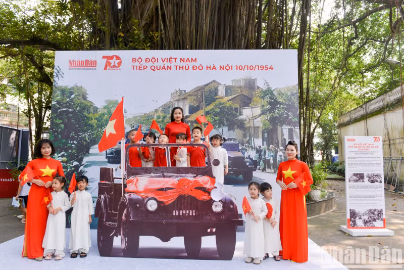 北桥幼儿园师生拍纪念照。