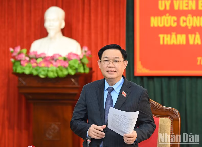 国会主席王廷惠在会议上发表讲话。