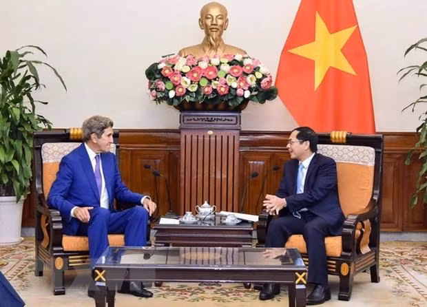 越南外交部部长裴青山会见美国总统气候问题特使约翰·克里。（图片来源：越通社）