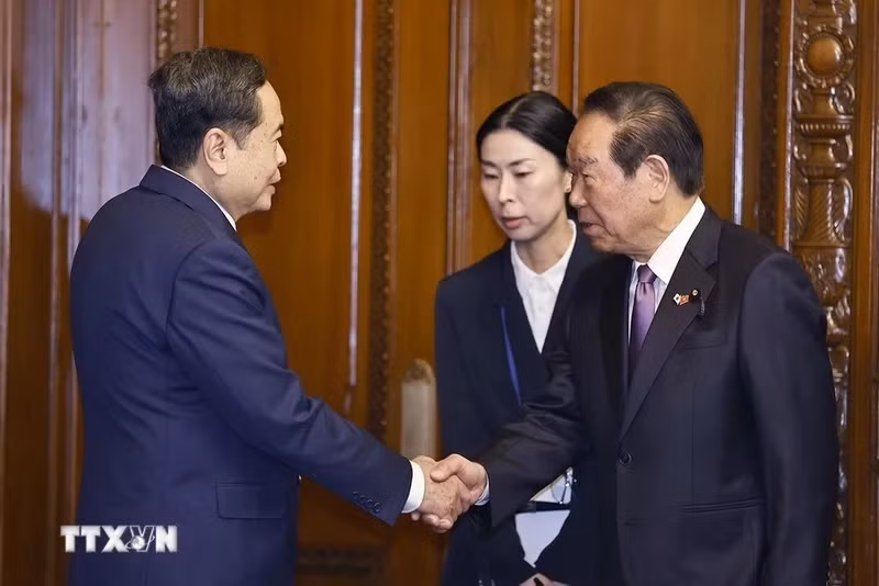 日本众议院议长额贺福志郎欢迎越南国会主席陈青敏。