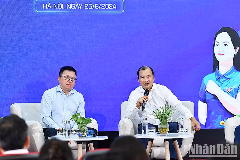 《共产杂志》总编辑黎海平发表讲话。