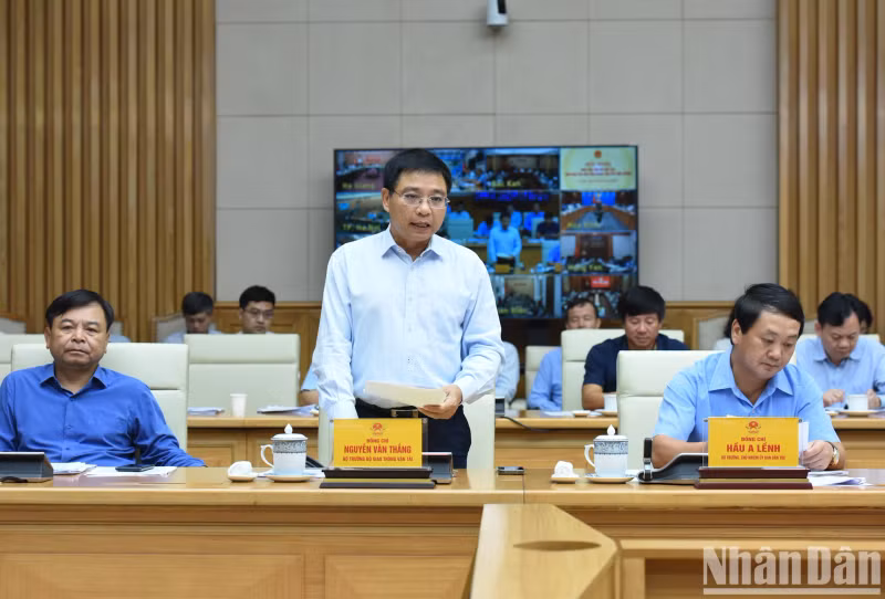 越南交通运输部部长阮文胜发表讲话。