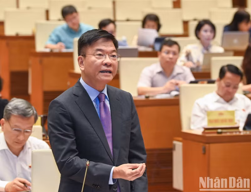 越南政府副总理兼司法部部长黎成龙发表讲话。