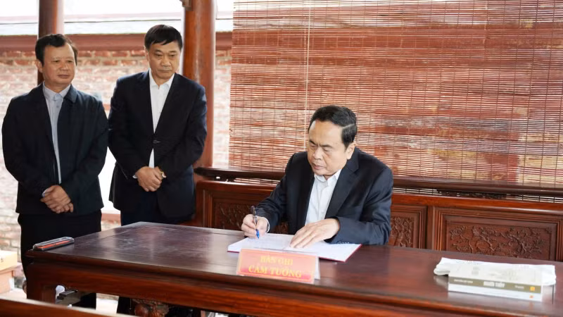 国会主席陈青敏在阮志清大将博物馆留言簿上题词。