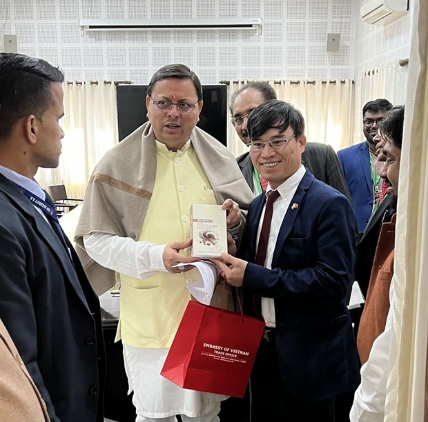 越南驻印度经济商务参赞裴忠尚向印方代表介绍越南咖啡产品。（图片来源：越通社）