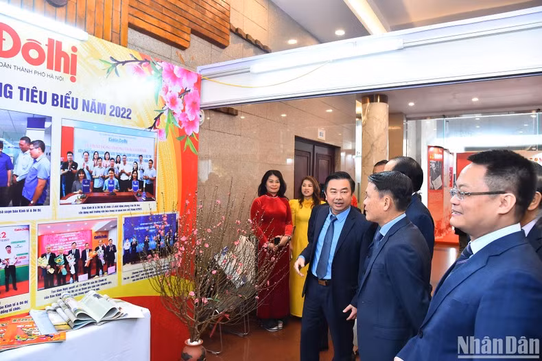 《经济与都市报》展位。