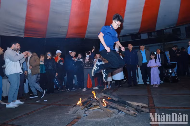 参加活动的各位代表和学生们一起跳起舞。 参加活动的各位代表和学生们一起跳起舞。