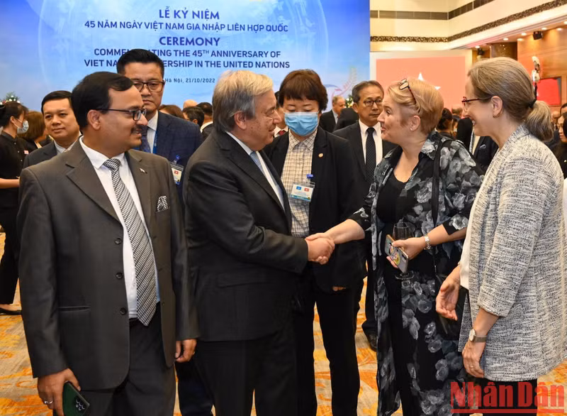 联合国秘书长安东尼奥·古特雷斯和出席纪念典礼的各位代表。