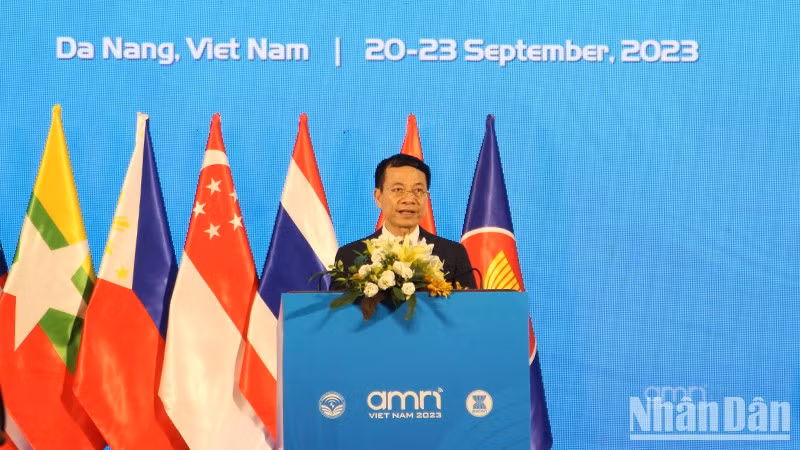 越南通信与传媒部部长阮孟雄在会议上发表讲话。