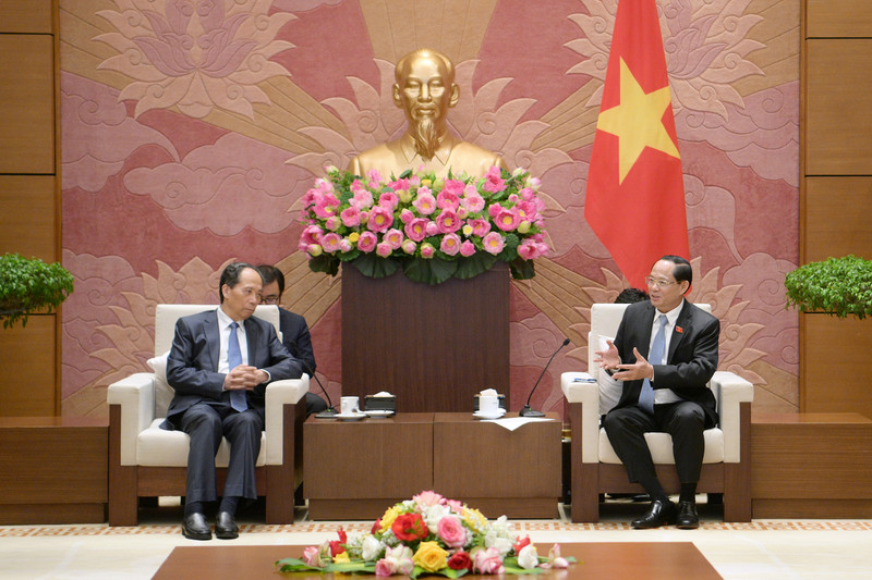 国会副主席陈光方会见中国第十三届全国人民代表大会常务委员会副委员长、中国国际交流协会会长吉炳轩。（图片来源：quochoi.vn）