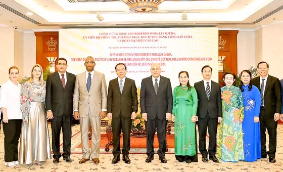 胡志明市领导和古巴共产党高级代表团。（图片来源：西贡解放报）