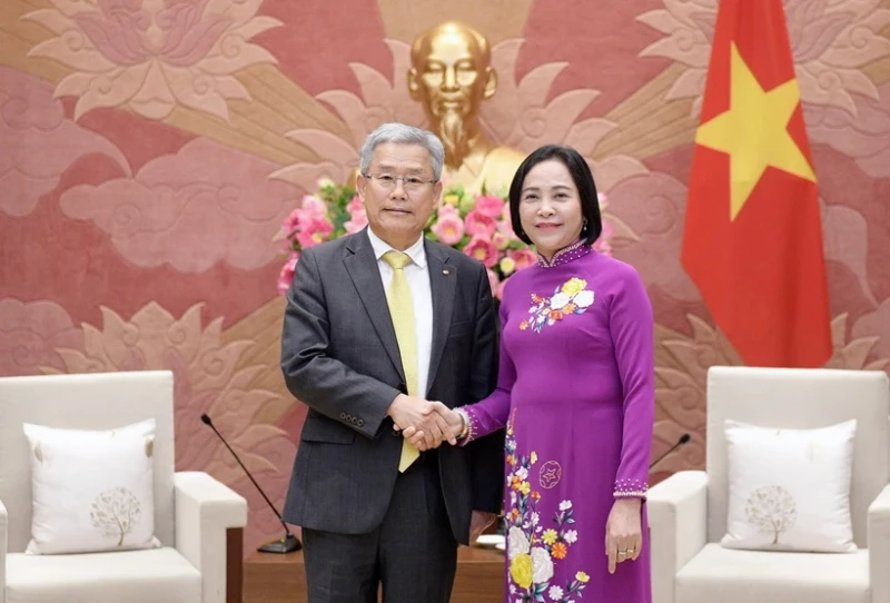 越南国会副主席阮氏青会见韩国电力公司KEPCO首席执行官Kim Dong-cheol。（图片来源：quochoi.vn）
