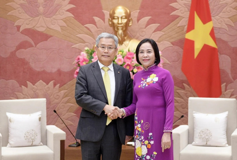 越南国会副主席阮氏青会见韩国电力公司KEPCO首席执行官Kim Dong-cheol。（图片来源：quochoi.vn）