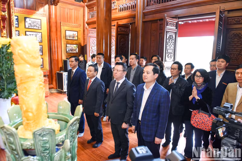 《人民报》社工作代表团敬香缅怀胡志明主席。