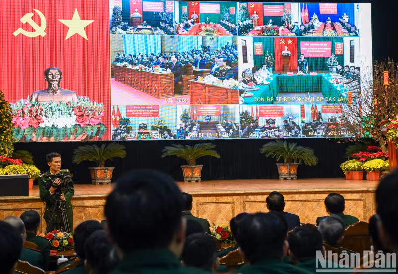 设在全国44个省市边防部队指挥部和在偏远、海岛地区的边防哨所的分会场视频连线。