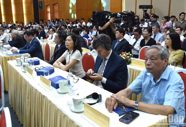 与会代表。