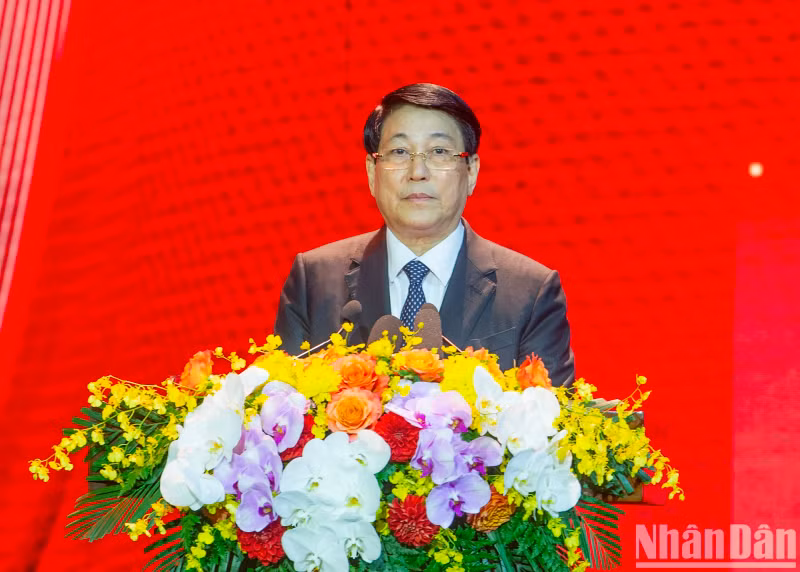 国家主席梁强发表讲话。