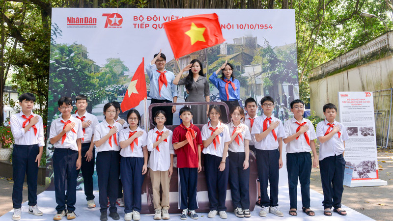 巴亭郡阮公著初中学校和龙边郡玉瑞初中学校学生拍纪念照。