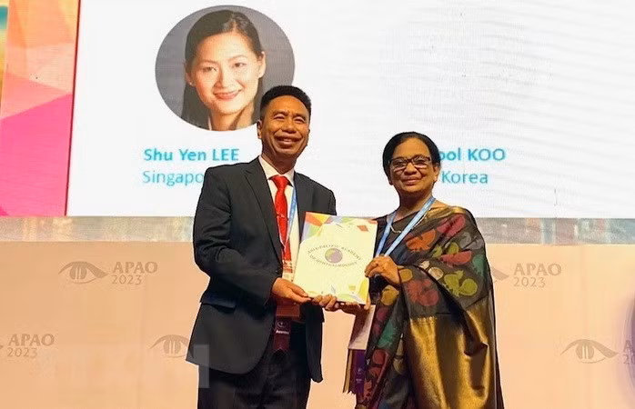 阮曰甲医生荣获亚太眼科学会杰出防盲服务奖。（图片来源：越通社）