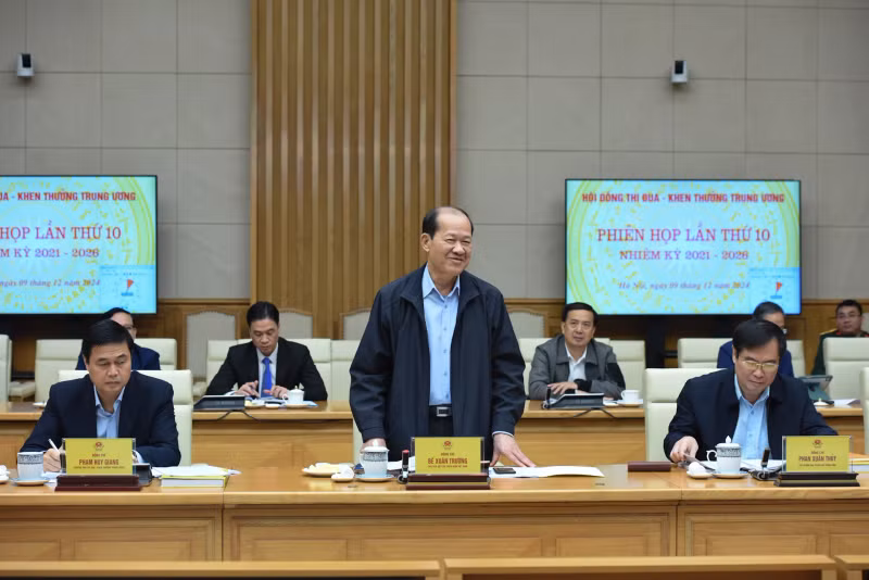 老战士协会主席闭春长发表讲话。