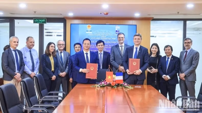 双方代表出席合作文件签署仪式。