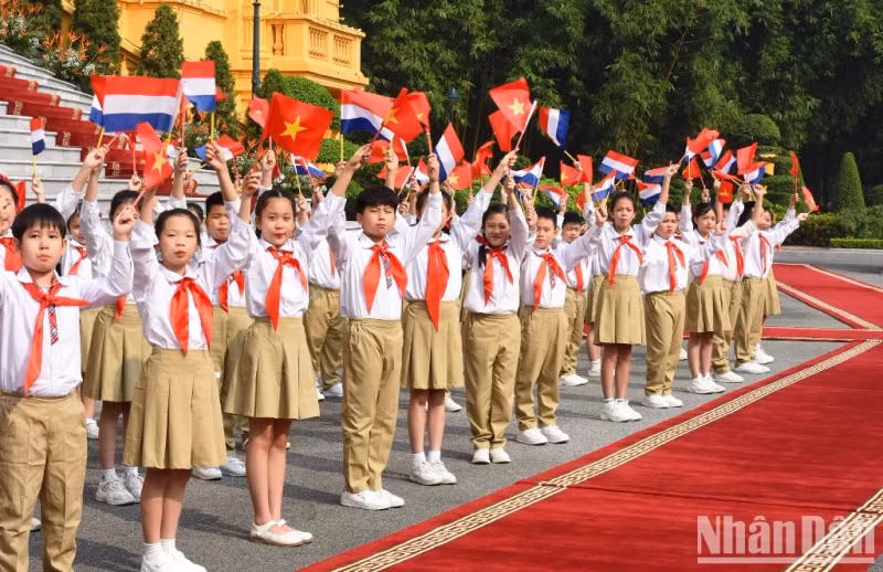 首都儿童参加仪式。