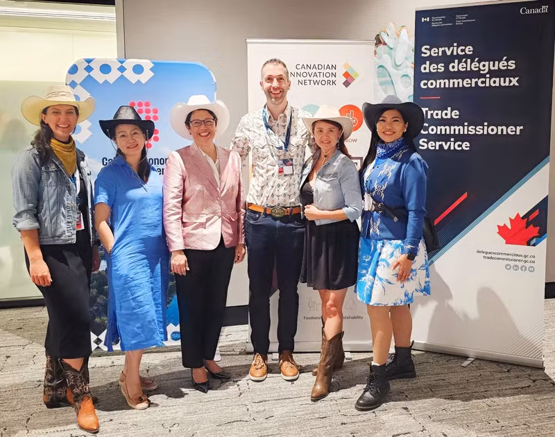 双方代表合影。（图片来源：越通社）