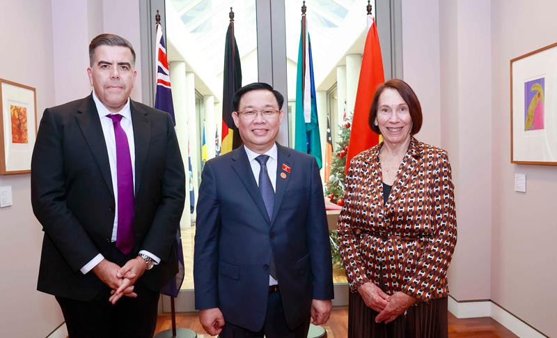 国会主席王廷惠和苏·利内斯议长、米尔顿·迪克议长。（图片来源：越通社）