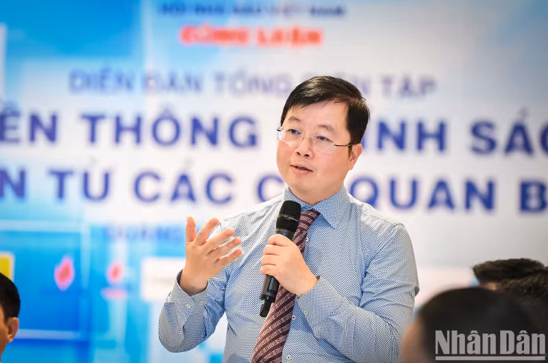 越南通信传媒部副部长阮青林在论坛上发表讲话。