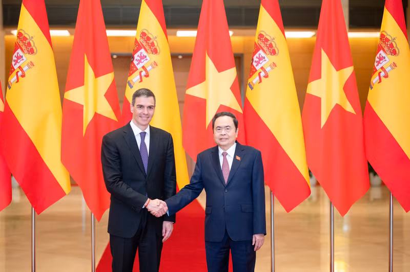 越南国会主席陈青敏会见西班牙首相桑切斯。（图片来源：quochoi.vn）