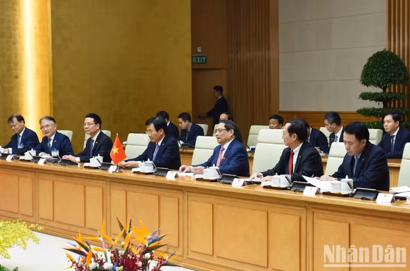 范明正总理和越南代表团。