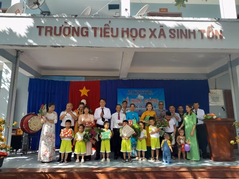 庆和省长沙岛县长沙镇生存学校师生参加开学典礼。（图片来源：laodong.vn）