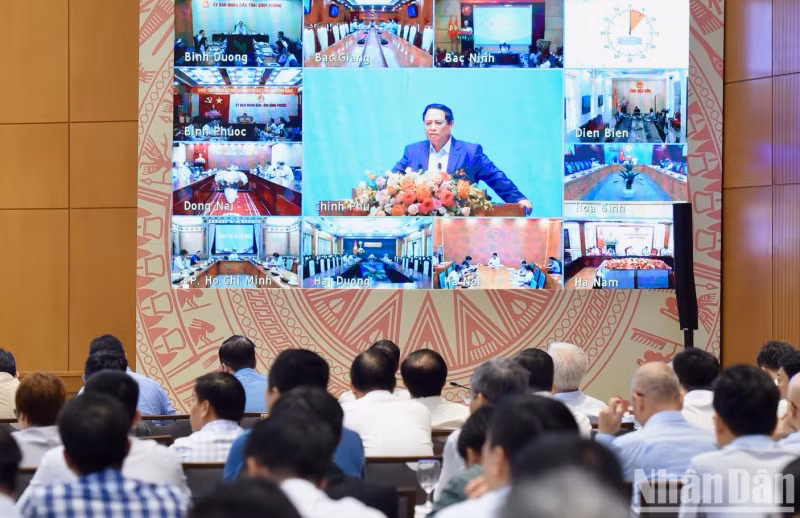 设在政府的会议主会场与全国32个省市的分会场视频连线。