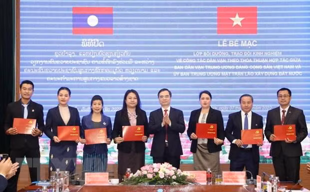 参加培训班的学员们荣获证书。（图片来源：越通社）