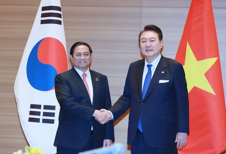 越南政府总理范明正见韩国总统尹锡悦。（图片来源：越通社）