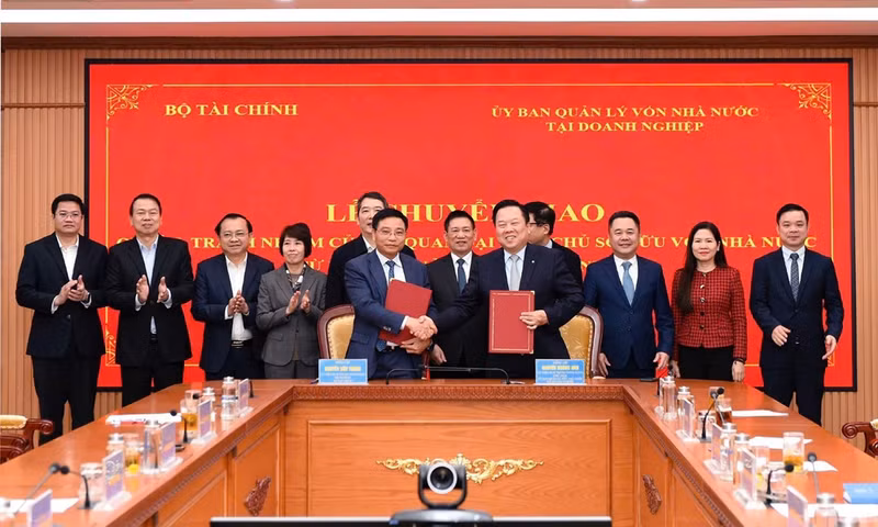 将国资委的国有资产所有权代表权限、责任转移到财政部的仪式。（图片来源：baoxaydung.com.vn）