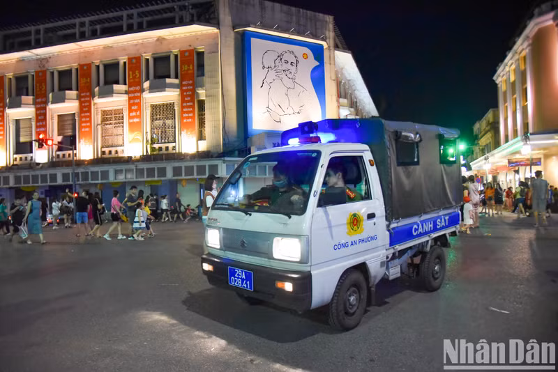 职能力量确保还剑湖步行空间安全秩序。