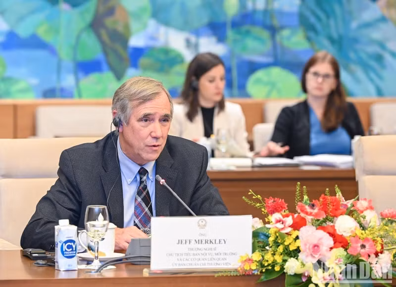 美国参议员杰夫默克利在会见时发表讲话。