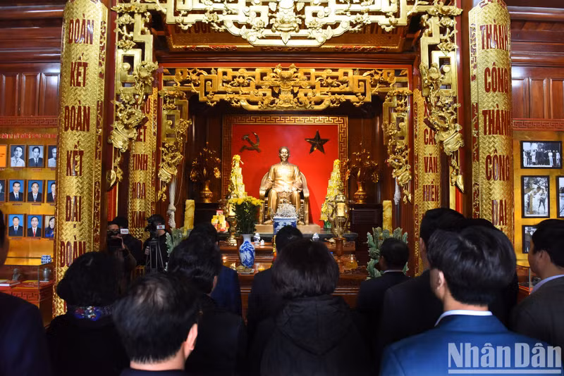 《人民报》工作代表团为胡志明主席默哀一分钟。