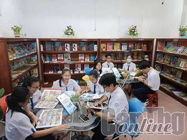 芹苴市少儿参加法语书籍空间活动。（图片来源：芹苴报网）