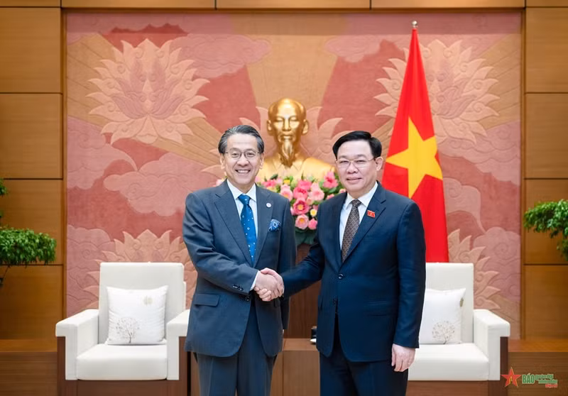 国会主席王廷惠和前田匡史先生。（图片来源：人民军队报）