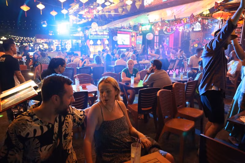 2023年12月31日会安古街迎来大量游客。（图片来源：laodong.vn）